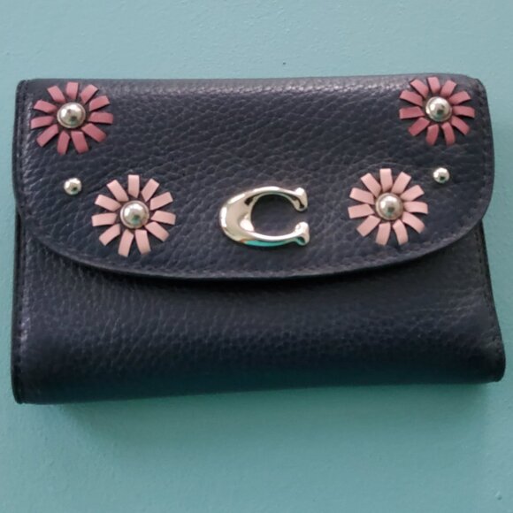 Coach 2622 Remi Medium Trifold Wallet with Whipstitch Daisy Applique - Picture 1 of 8